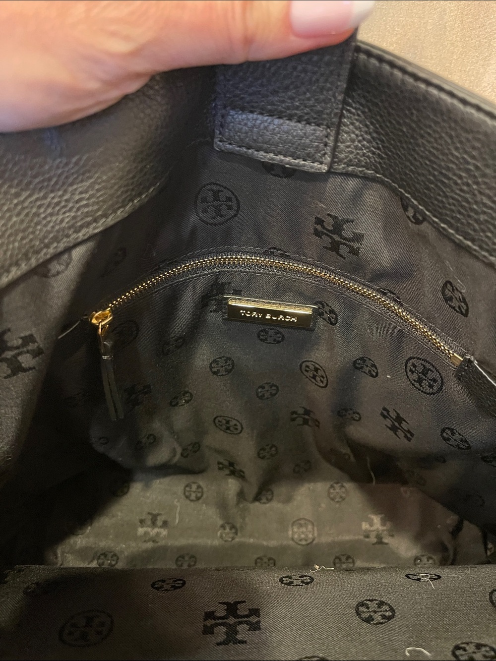 NWOT Tory Burch Black Pebbled Leather Shoulder Tote with Chain-Strap Detail - Picture 6 of 6